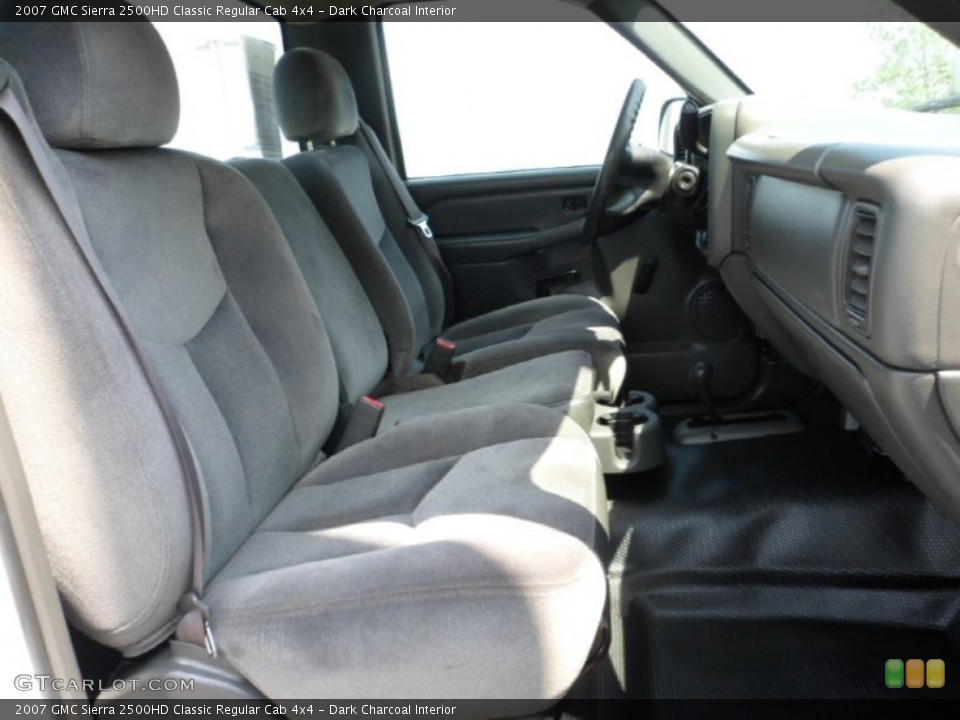 Dark Charcoal Interior Photo for the 2007 GMC Sierra 2500HD Classic Regular Cab 4x4 #66663830