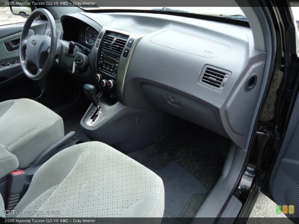 Gray Interior Dashboard for the 2005 Hyundai Tucson GLS V6 4WD #66740974