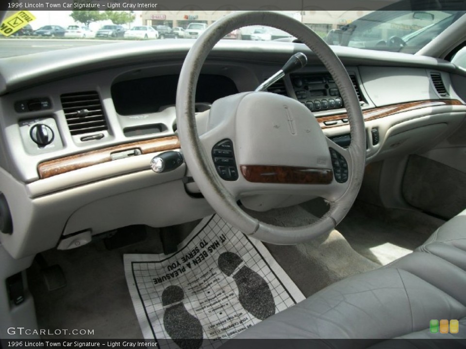 Light Gray Interior Photo for the 1996 Lincoln Town Car Signature #66832571