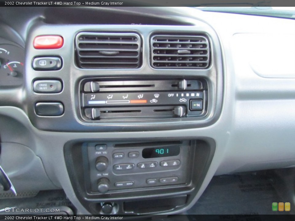 Medium Gray Interior Controls for the 2002 Chevrolet Tracker LT 4WD Hard Top #66832647