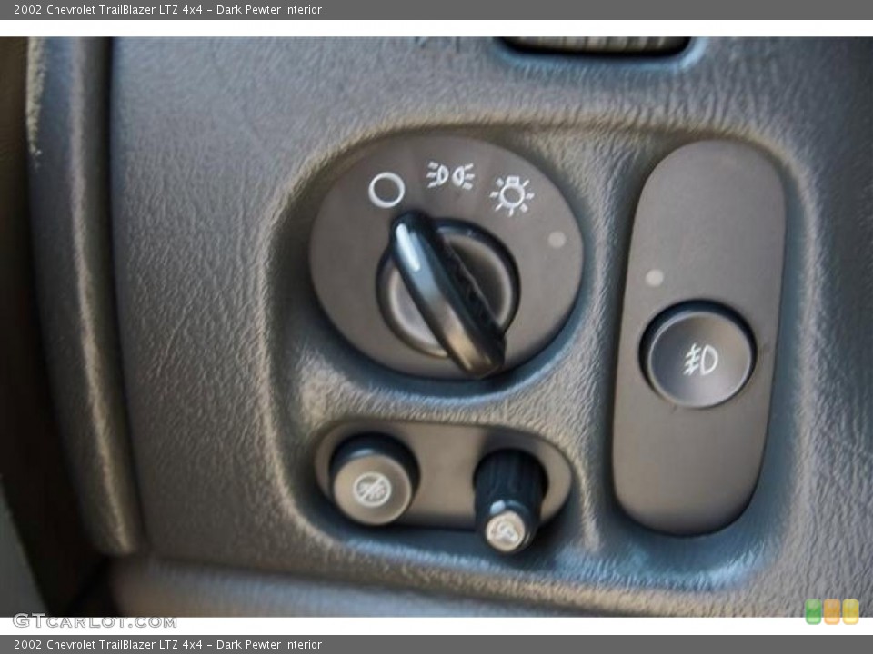 Dark Pewter Interior Controls for the 2002 Chevrolet TrailBlazer LTZ 4x4 #67025910