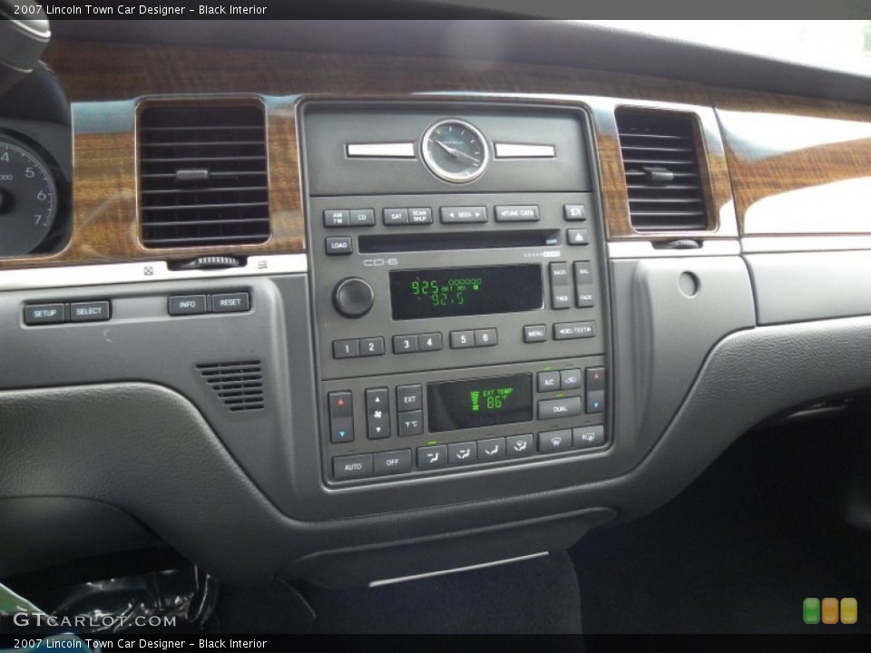 Black Interior Controls for the 2007 Lincoln Town Car Designer #67029312