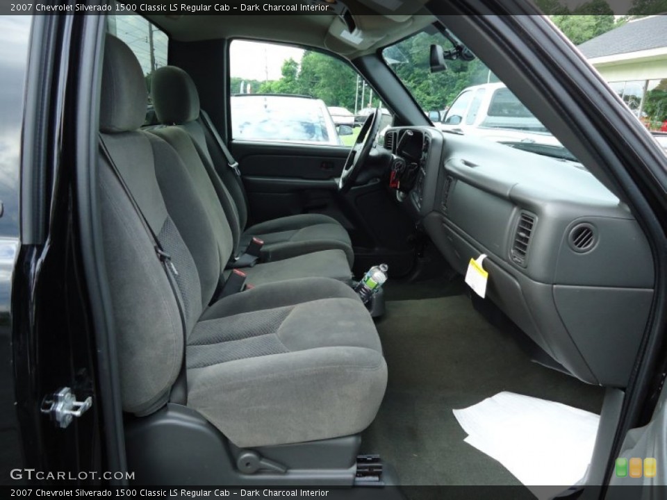 Dark Charcoal Interior Photo for the 2007 Chevrolet Silverado 1500 Classic LS Regular Cab #67152765