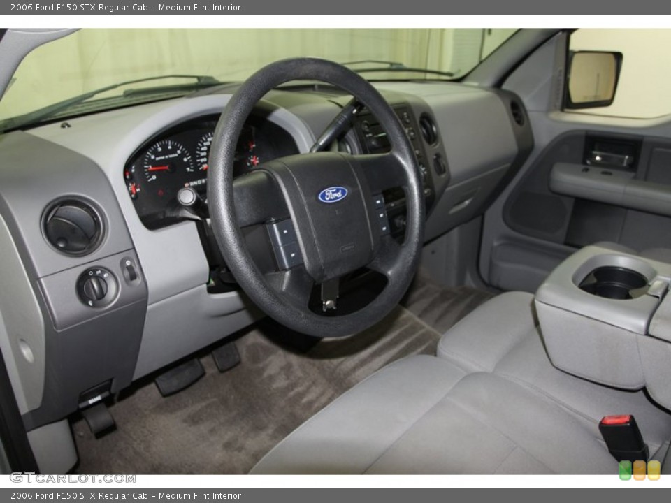 Medium Flint Interior Photo for the 2006 Ford F150 STX Regular Cab #67160273