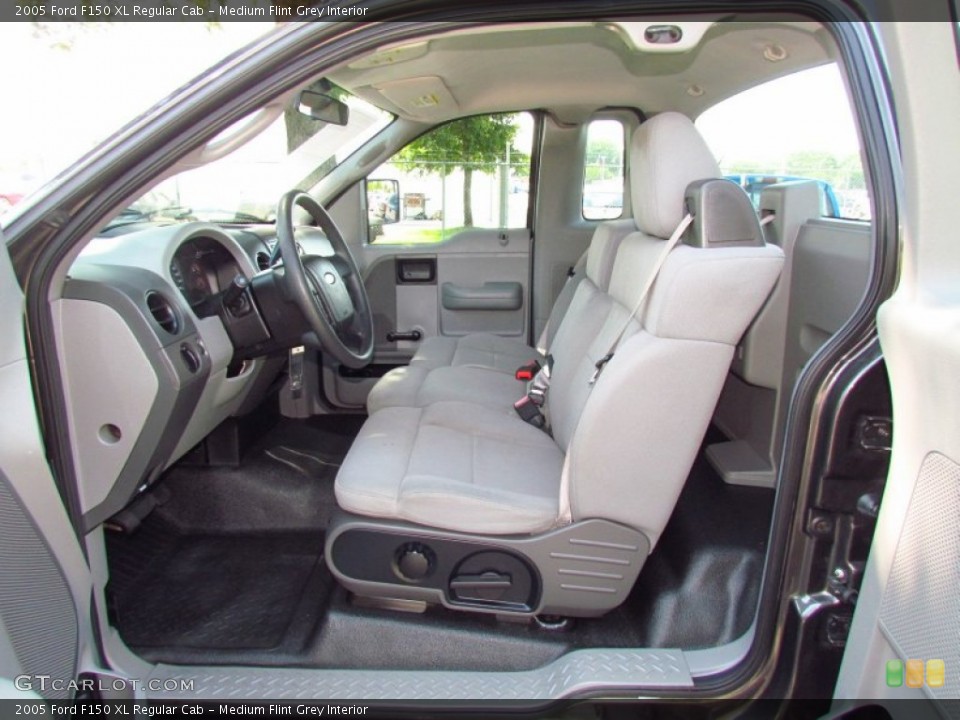 Medium Flint Grey Interior Photo for the 2005 Ford F150 XL Regular Cab #67254411