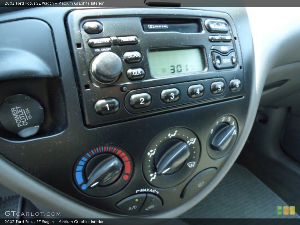 Medium Graphite Interior Controls for the 2002 Ford Focus SE Wagon #67300349
