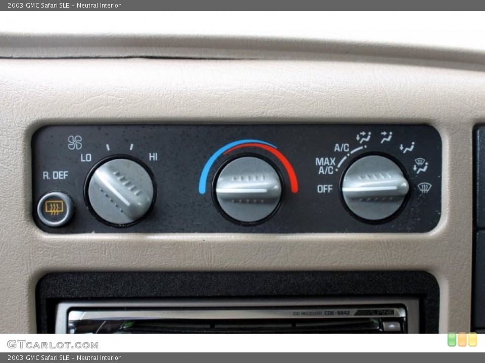 Neutral Interior Controls for the 2003 GMC Safari SLE #67373576