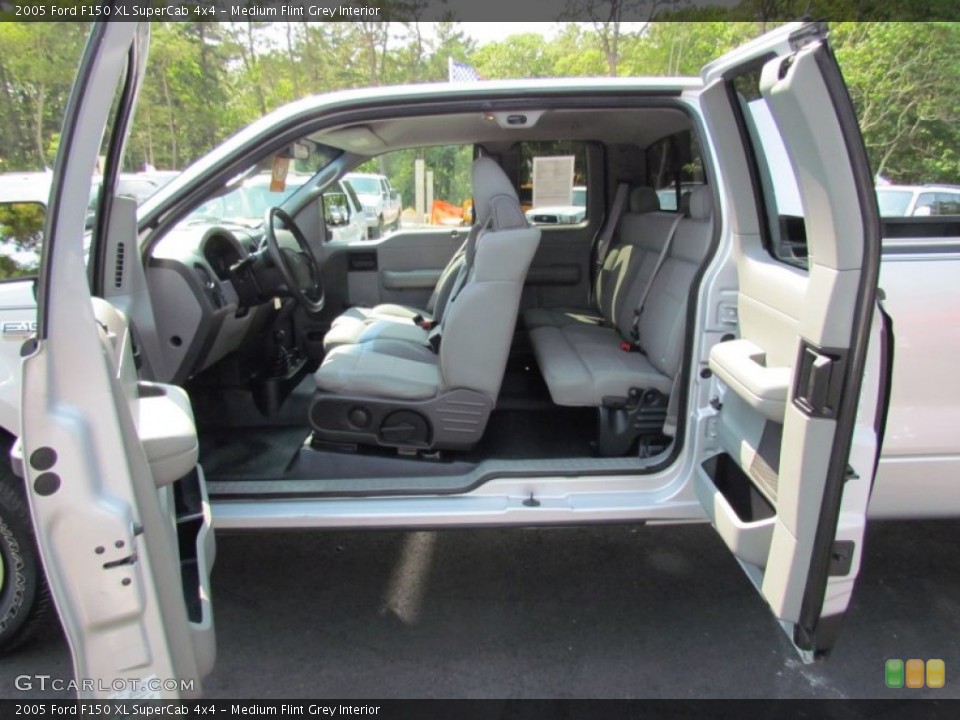 Medium Flint Grey Interior Photo for the 2005 Ford F150 XL SuperCab 4x4 #67494992