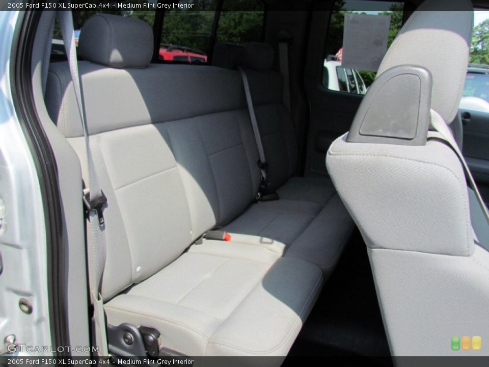 Medium Flint Grey Interior Photo for the 2005 Ford F150 XL SuperCab 4x4 #67495055