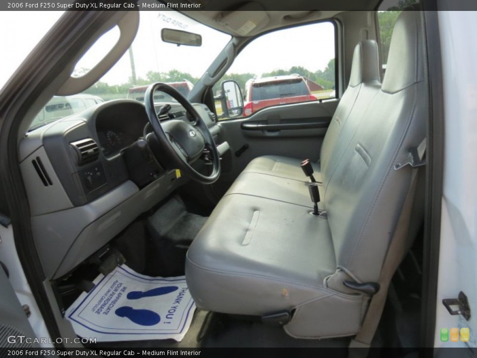 Medium Flint Interior Photo for the 2006 Ford F250 Super Duty XL Regular Cab #67547643