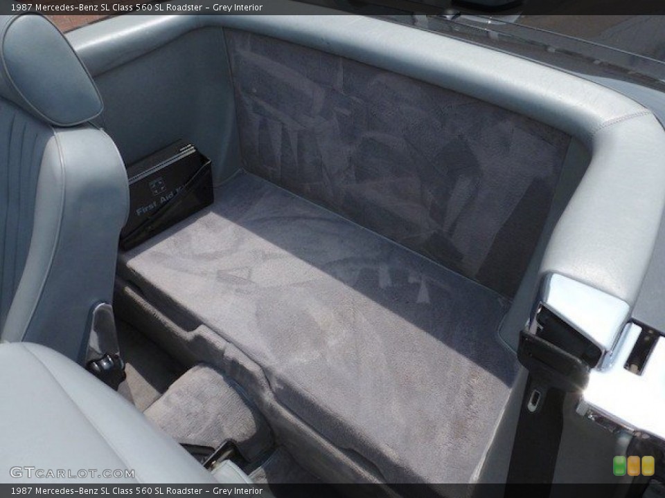 Grey Interior Photo for the 1987 Mercedes-Benz SL Class 560 SL Roadster #67551720