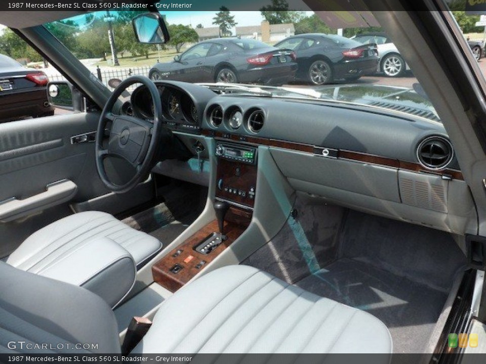 Grey Interior Photo for the 1987 Mercedes-Benz SL Class 560 SL Roadster #67551738
