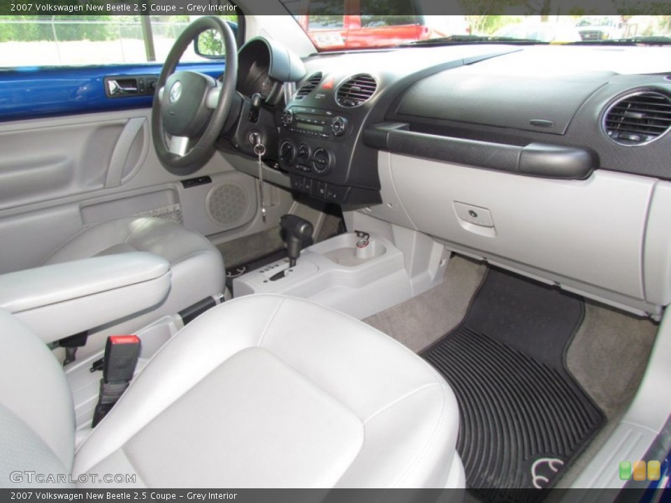 Grey Interior Photo for the 2007 Volkswagen New Beetle 2.5 Coupe #67666057