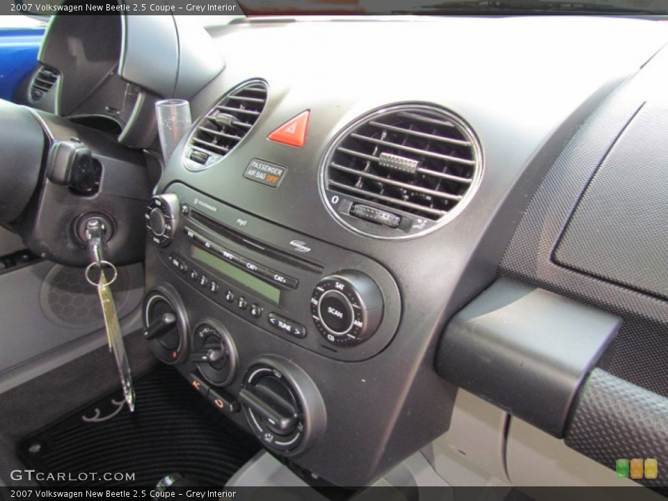 Grey Interior Controls for the 2007 Volkswagen New Beetle 2.5 Coupe #67666075