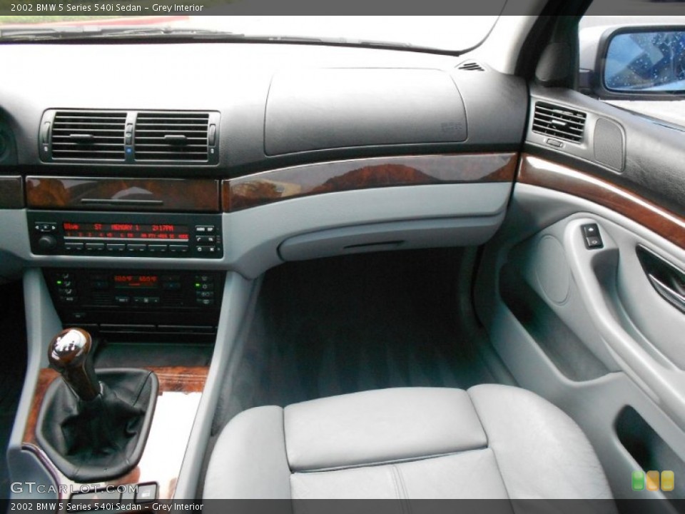 Grey Interior Dashboard for the 2002 BMW 5 Series 540i Sedan #67802034