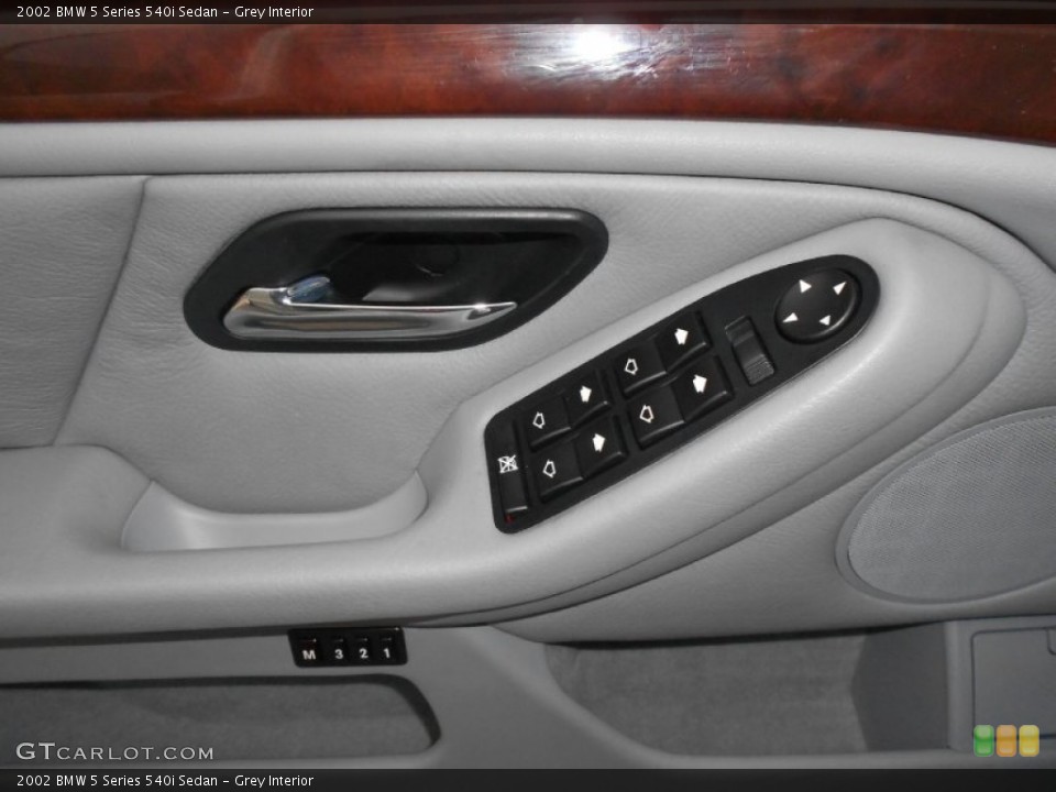 Grey Interior Controls for the 2002 BMW 5 Series 540i Sedan #67802052