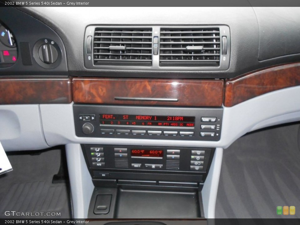 Grey Interior Controls for the 2002 BMW 5 Series 540i Sedan #67802070