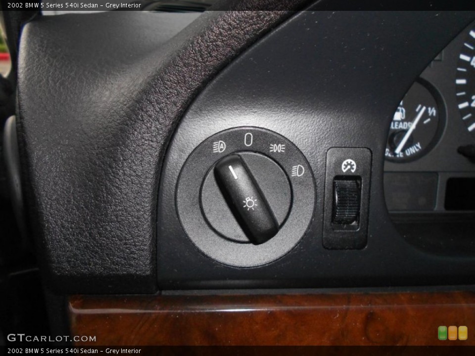 Grey Interior Controls for the 2002 BMW 5 Series 540i Sedan #67802130