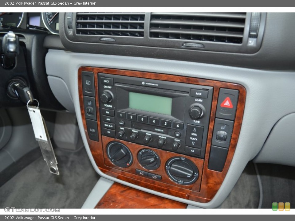 Grey Interior Controls for the 2002 Volkswagen Passat GLS Sedan #67928041