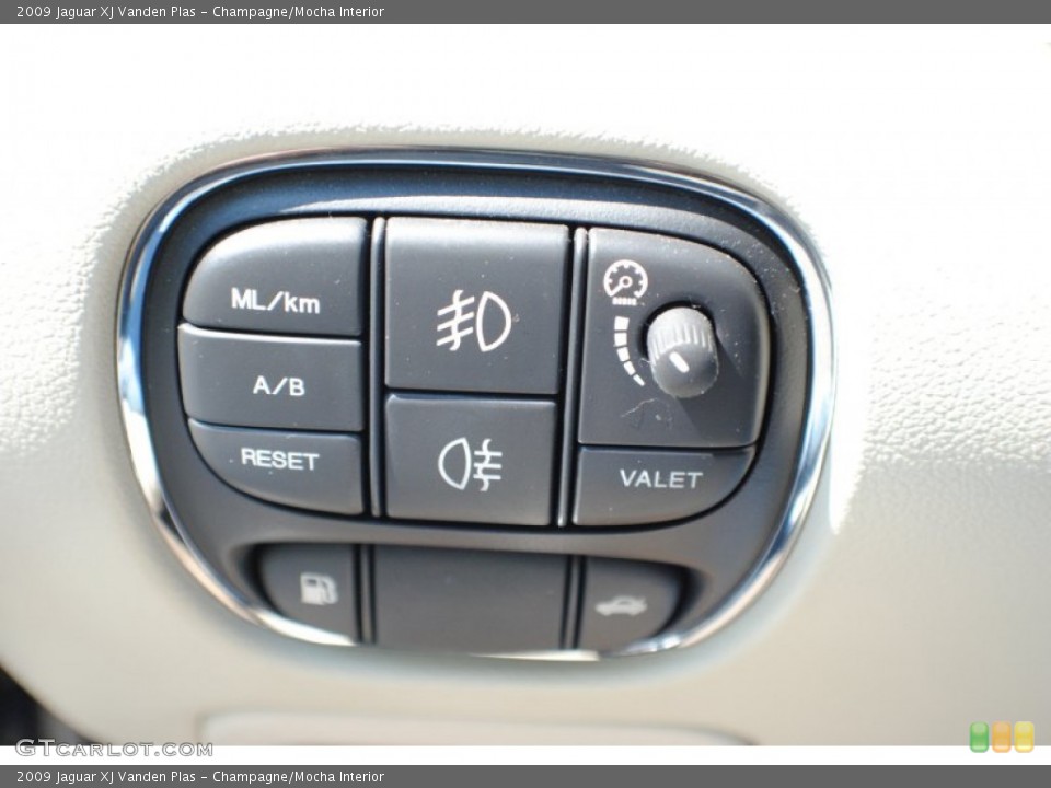 Champagne/Mocha Interior Controls for the 2009 Jaguar XJ Vanden Plas #67939190