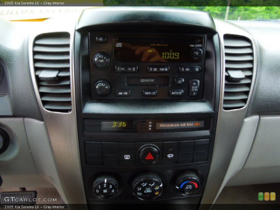 Gray Interior Controls for the 2005 Kia Sorento LX #67958909