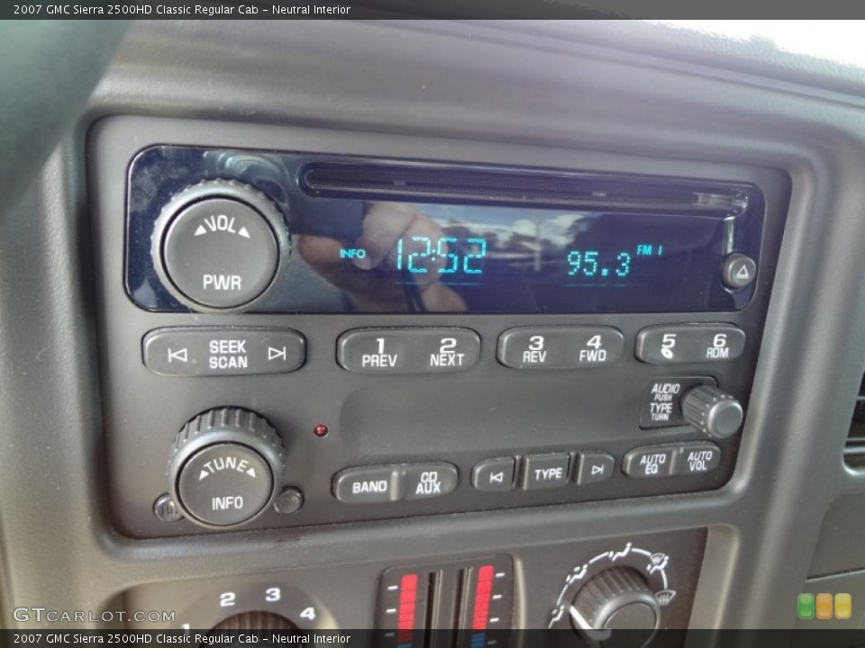 Neutral Interior Controls for the 2007 GMC Sierra 2500HD Classic Regular Cab #68005817