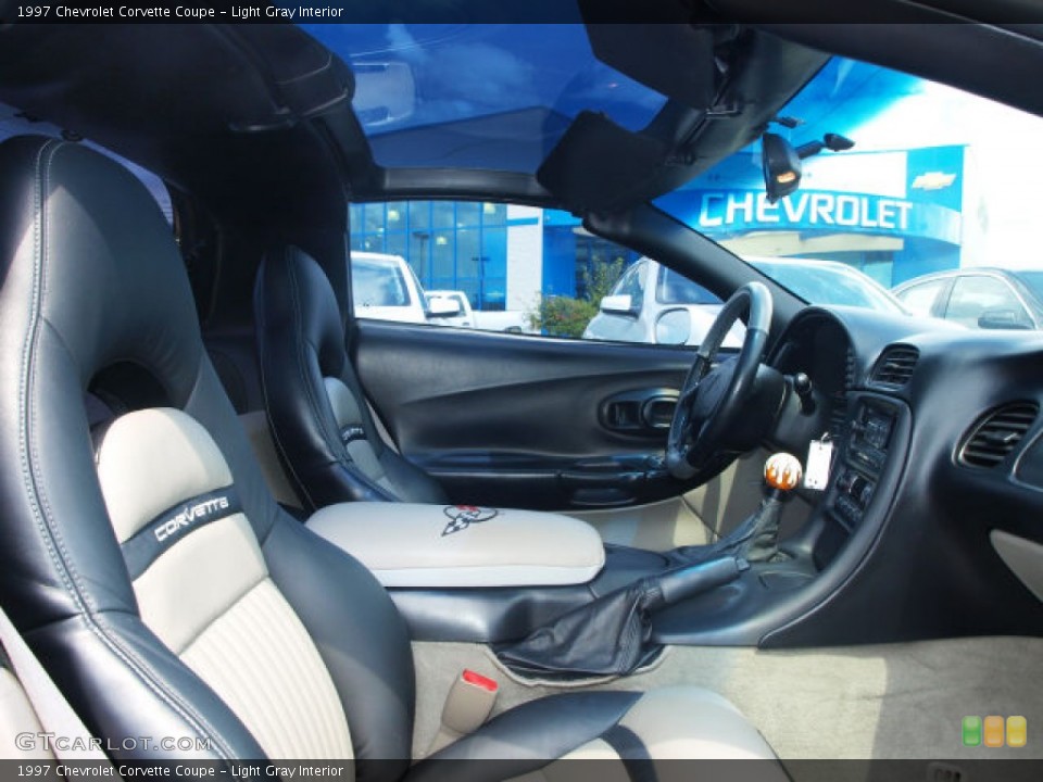 Light Gray Interior Photo for the 1997 Chevrolet Corvette Coupe #68111821
