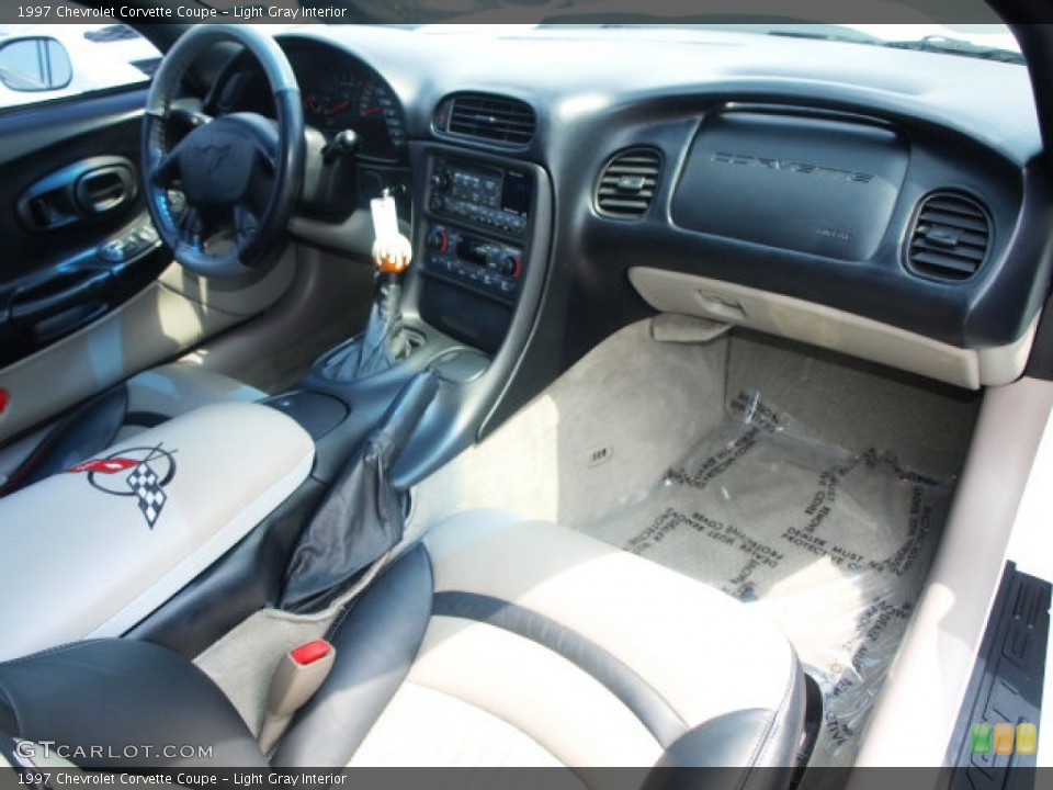 Light Gray Interior Photo for the 1997 Chevrolet Corvette Coupe #68111828