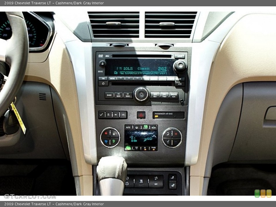 Cashmere/Dark Gray Interior Controls for the 2009 Chevrolet Traverse LT #68167149