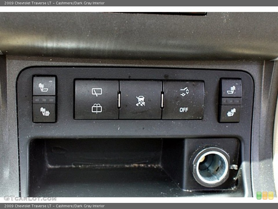 Cashmere/Dark Gray Interior Controls for the 2009 Chevrolet Traverse LT #68167239