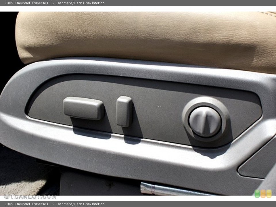 Cashmere/Dark Gray Interior Controls for the 2009 Chevrolet Traverse LT #68167266