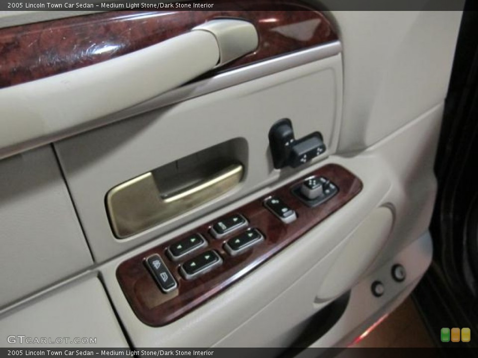 Medium Light Stone/Dark Stone Interior Controls for the 2005 Lincoln Town Car Sedan #68249890