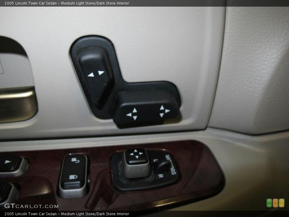 Medium Light Stone/Dark Stone Interior Controls for the 2005 Lincoln Town Car Sedan #68249899
