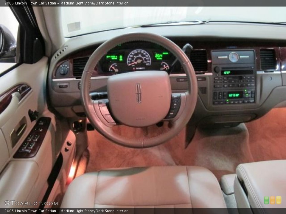 Medium Light Stone/Dark Stone Interior Dashboard for the 2005 Lincoln Town Car Sedan #68249917
