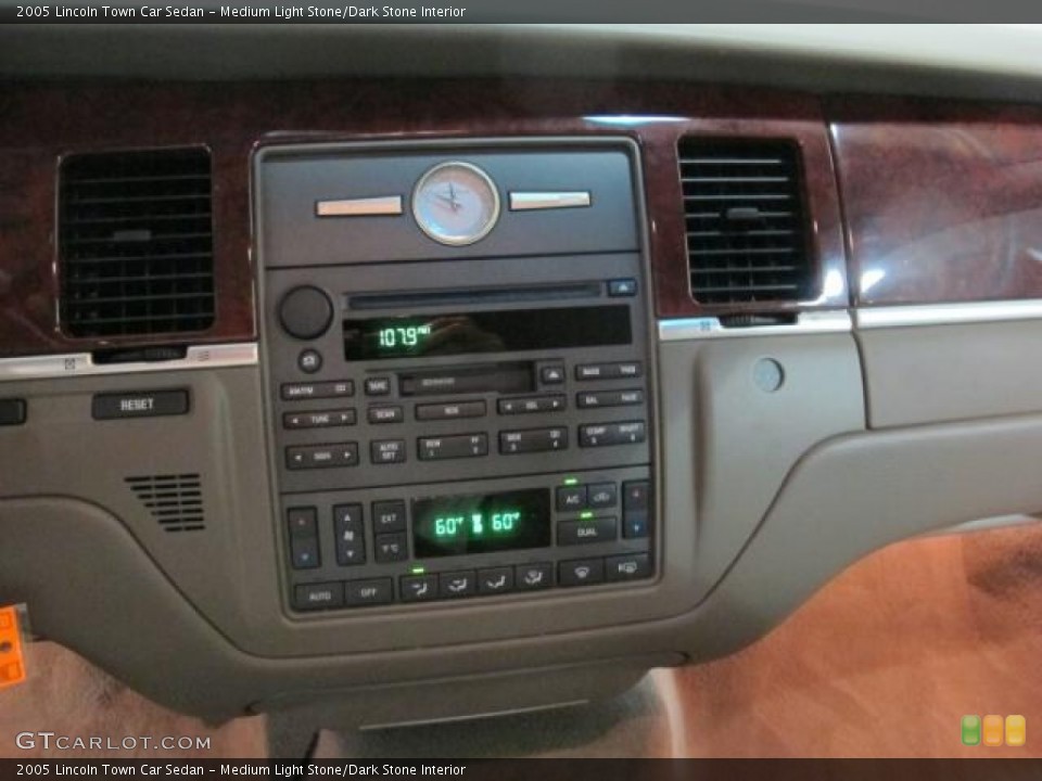 Medium Light Stone/Dark Stone Interior Controls for the 2005 Lincoln Town Car Sedan #68249950