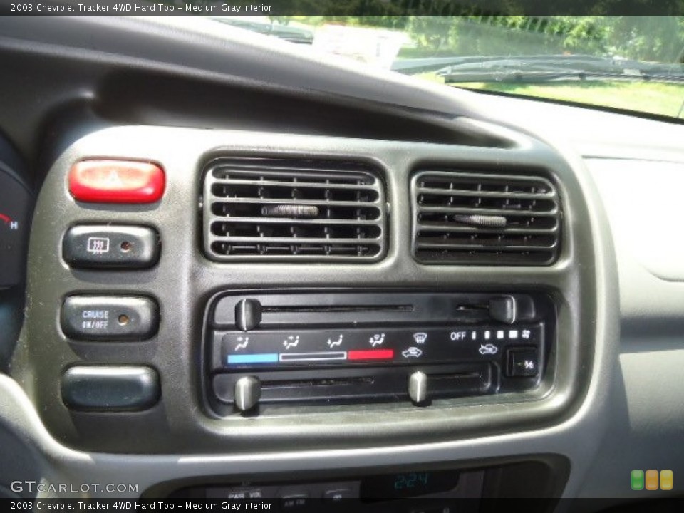 Medium Gray Interior Controls for the 2003 Chevrolet Tracker 4WD Hard Top #68395725