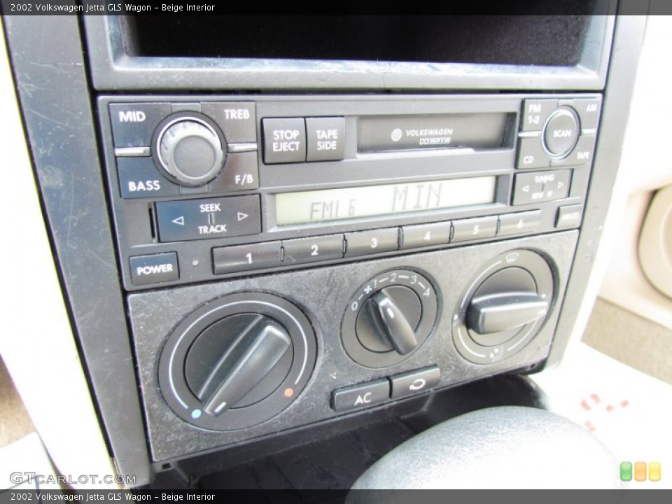 Beige Interior Controls for the 2002 Volkswagen Jetta GLS Wagon #68416334
