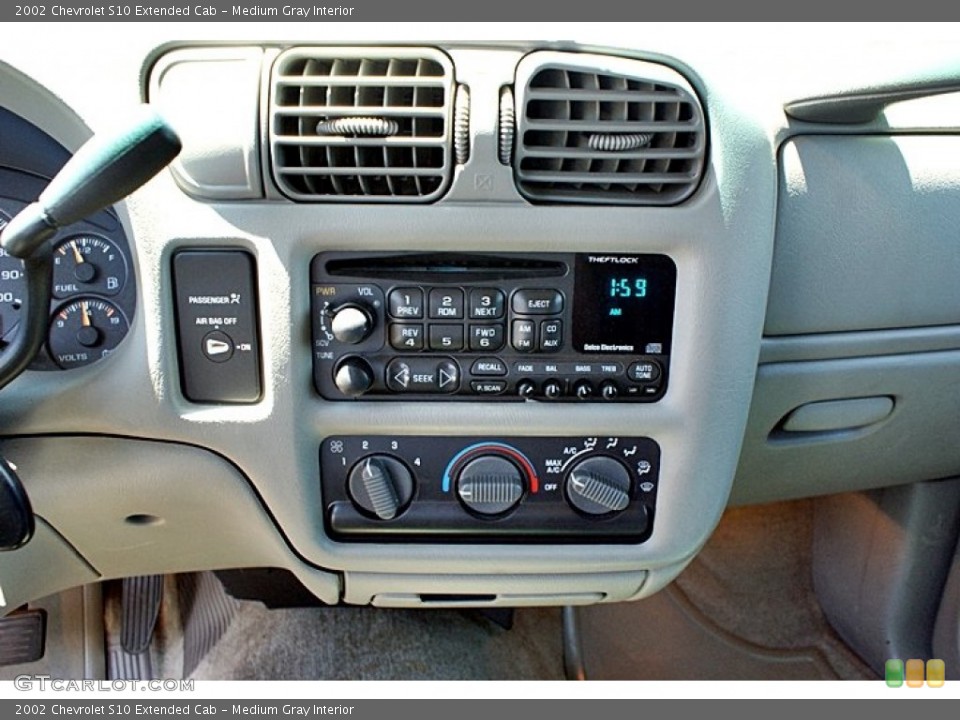 Medium Gray Interior Controls for the 2002 Chevrolet S10 Extended Cab #68527453