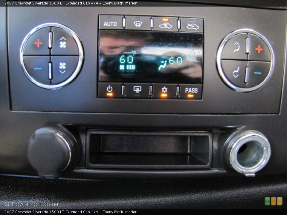 Ebony Black Interior Controls for the 2007 Chevrolet Silverado 1500 LT Extended Cab 4x4 #68528386