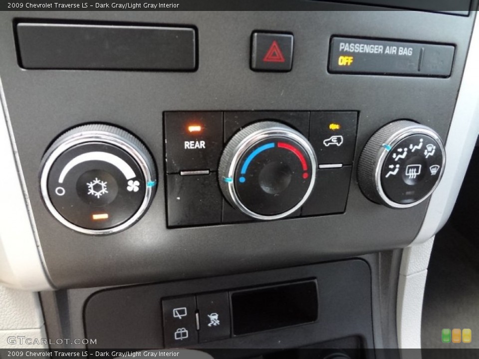 Dark Gray/Light Gray Interior Controls for the 2009 Chevrolet Traverse LS #68568040