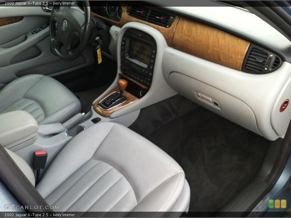 Ivory Interior Dashboard for the 2002 Jaguar X-Type 2.5 #68649364