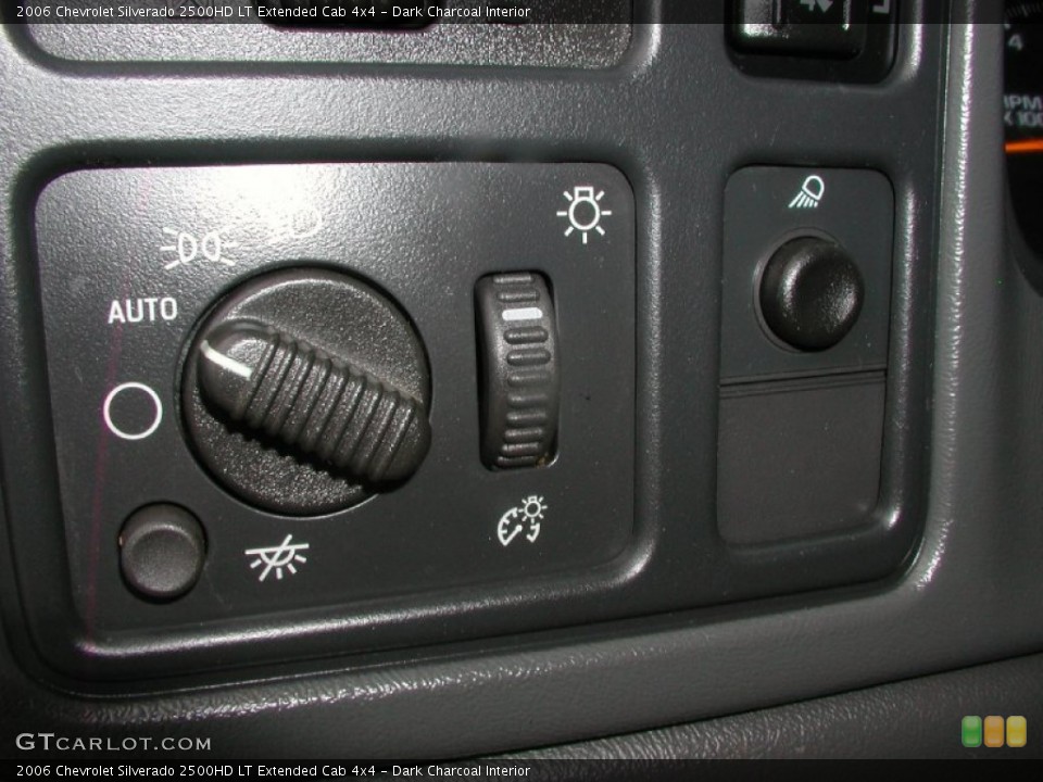 Dark Charcoal Interior Controls for the 2006 Chevrolet Silverado 2500HD LT Extended Cab 4x4 #68651482