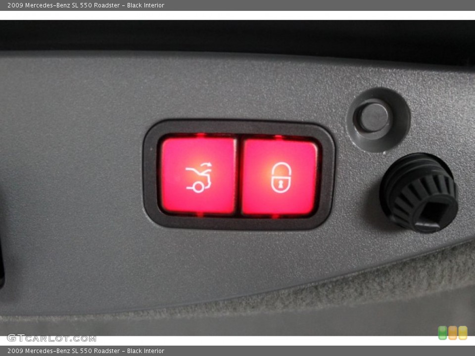 Black Interior Controls for the 2009 Mercedes-Benz SL 550 Roadster #68789306