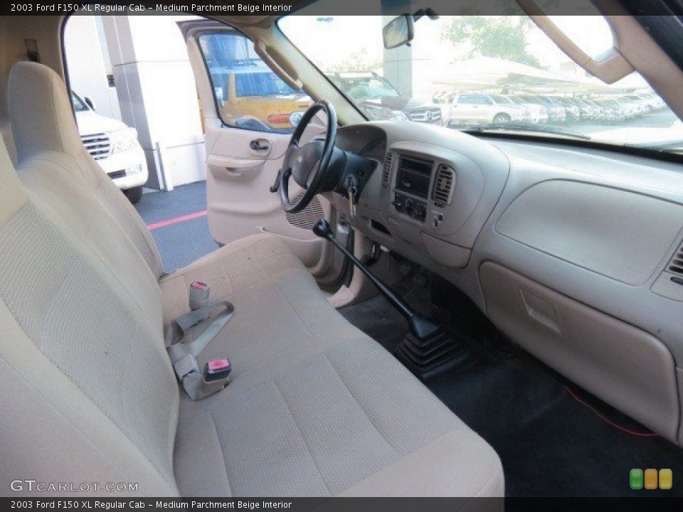 Medium Parchment Beige Interior Photo for the 2003 Ford F150 XL Regular Cab #68796455