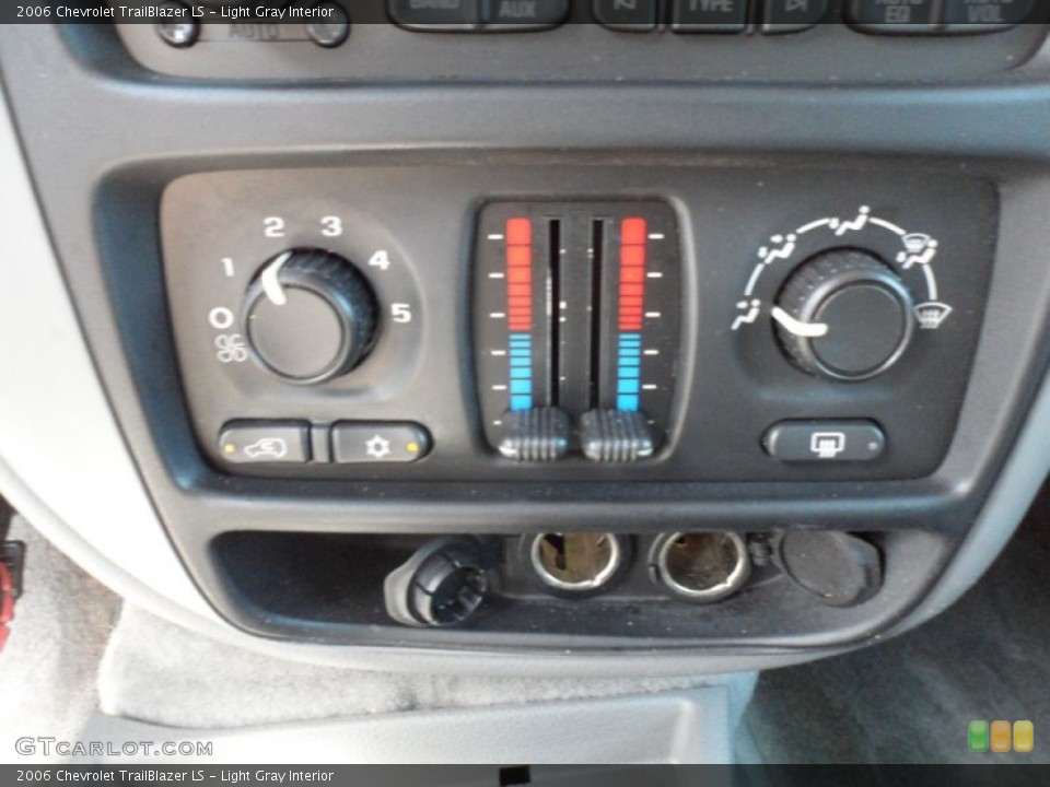 Light Gray Interior Controls for the 2006 Chevrolet TrailBlazer LS #68823269