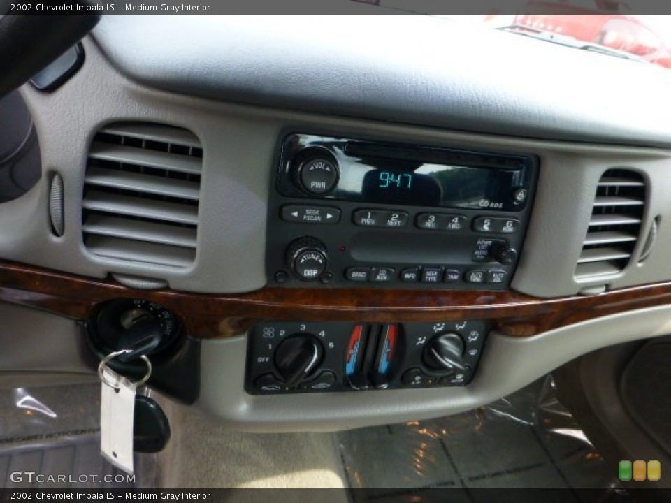 Medium Gray Interior Controls for the 2002 Chevrolet Impala LS #68897371