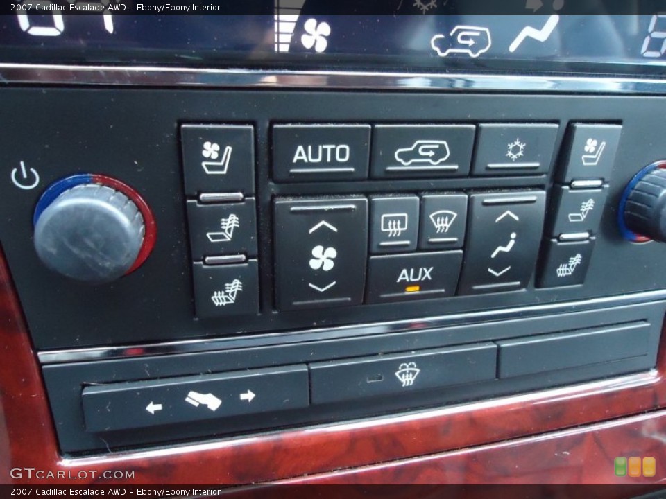 Ebony/Ebony Interior Controls for the 2007 Cadillac Escalade AWD #68978618