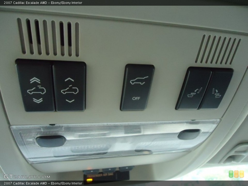 Ebony/Ebony Interior Controls for the 2007 Cadillac Escalade AWD #68978651