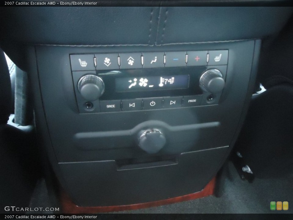 Ebony/Ebony Interior Controls for the 2007 Cadillac Escalade AWD #68978705