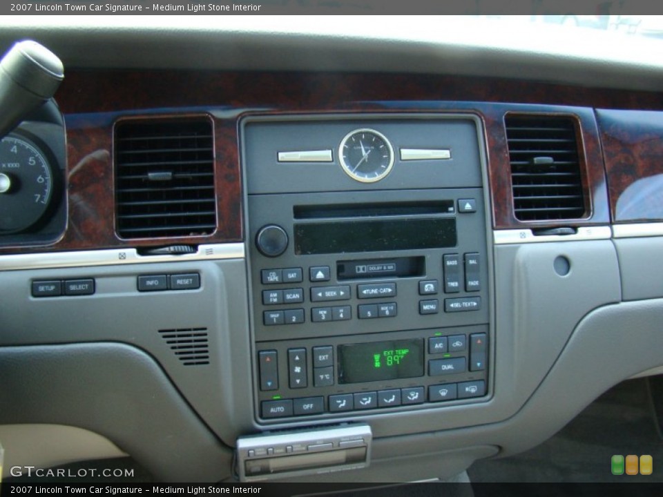 Medium Light Stone Interior Controls for the 2007 Lincoln Town Car Signature #69245414